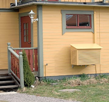 Varmepumpa med varmepumpehus Varmepumpa sitter på veggen med varmepumpehus